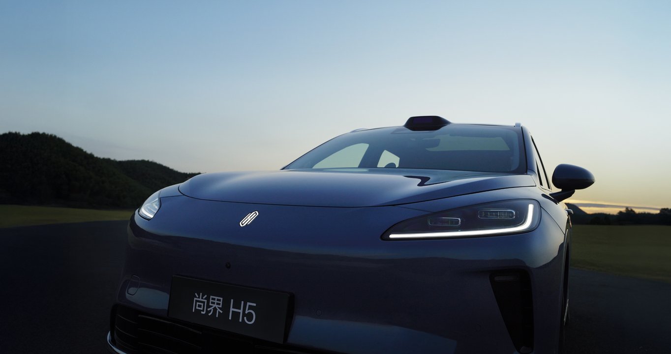 尚界 H5 鎏金黑正在城市弯道上行驶