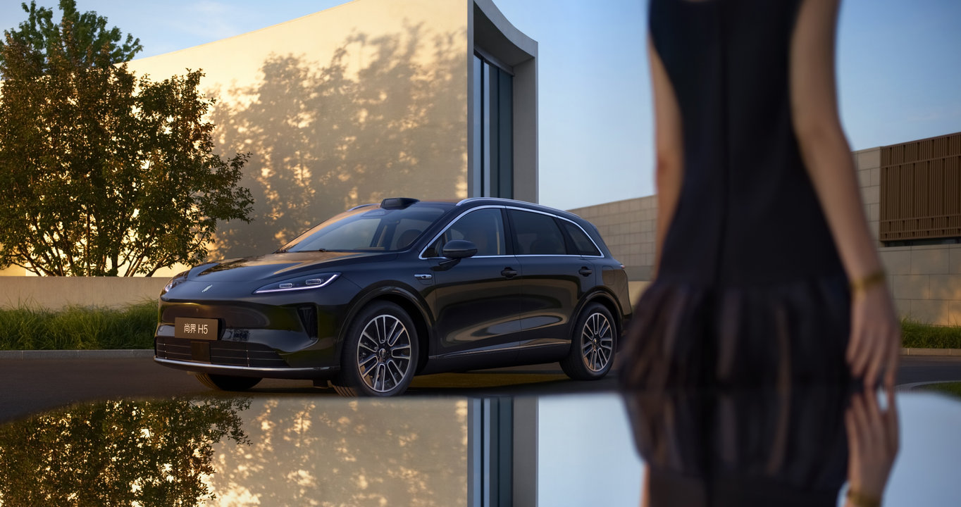 尚界 H5 陶瓷白停在雪山前的草地上