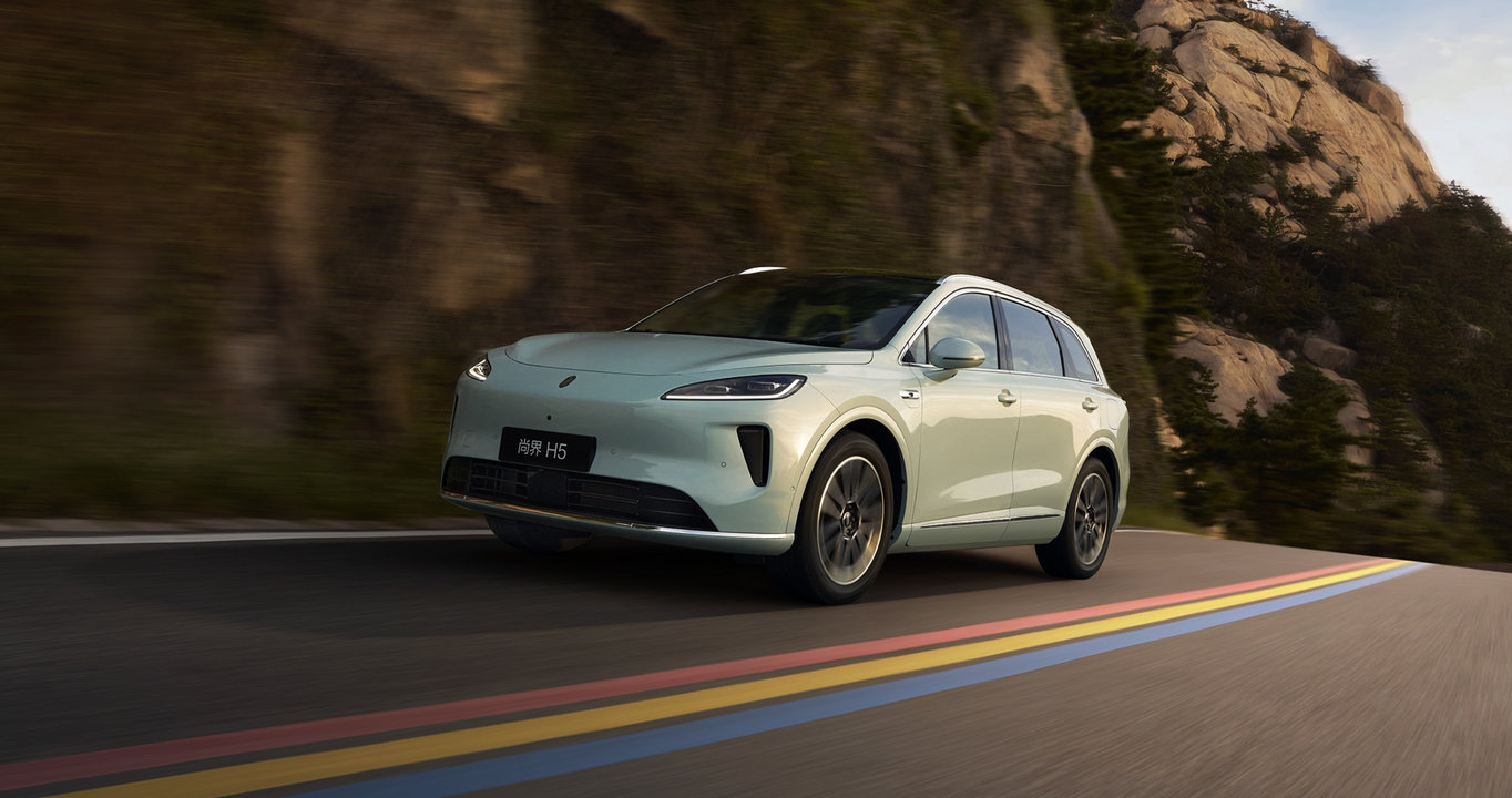 尚界 H5 在路上行驶