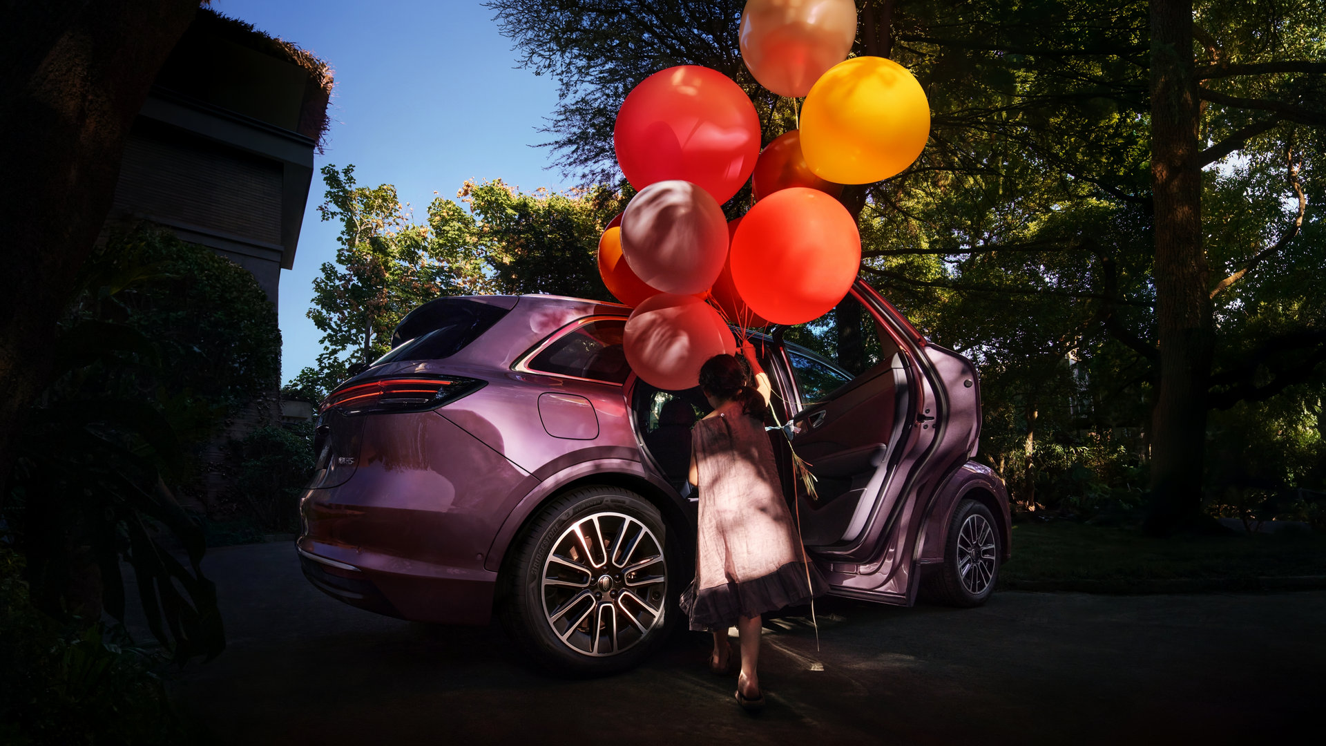 尚界 H5 雅川青停在城市街道上