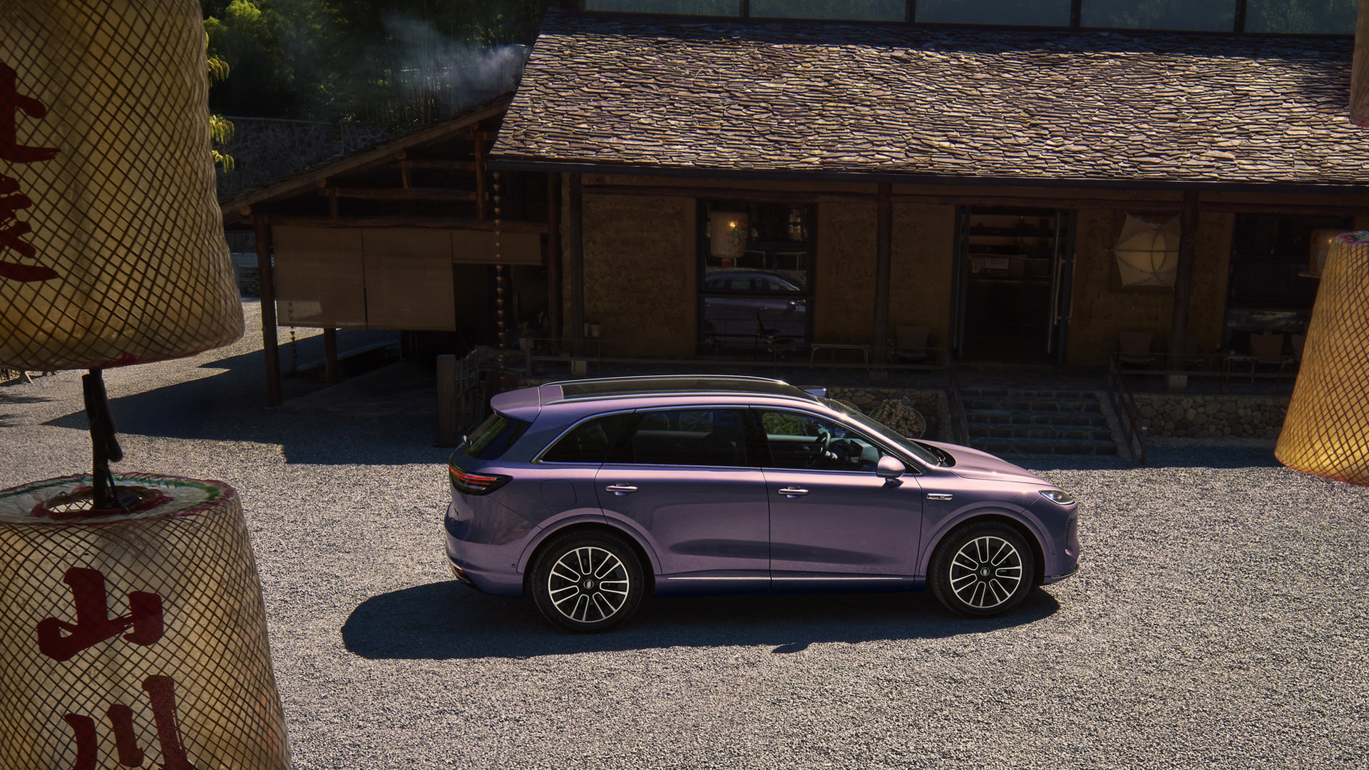 尚界 H5 在野外山路上行驶