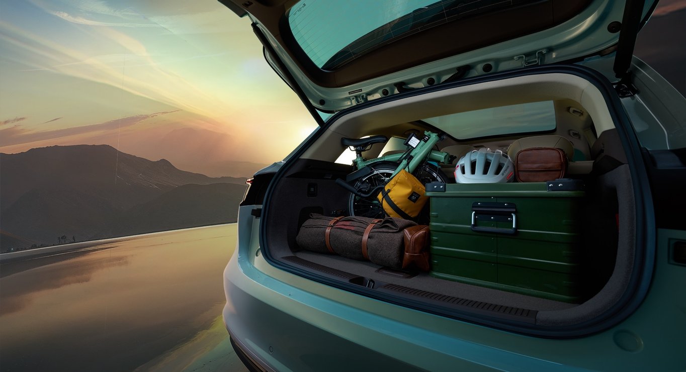 尚界 H5 的后备箱中放着户外装备