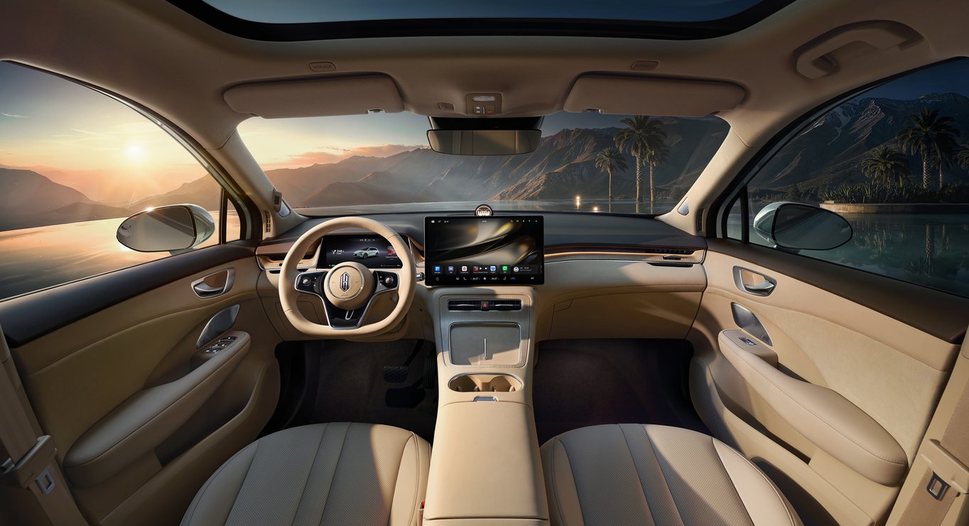 尚界 H5 韶华杏内饰的前排视图，展示了双层环抱式座舱布局、中控屏和方向盘