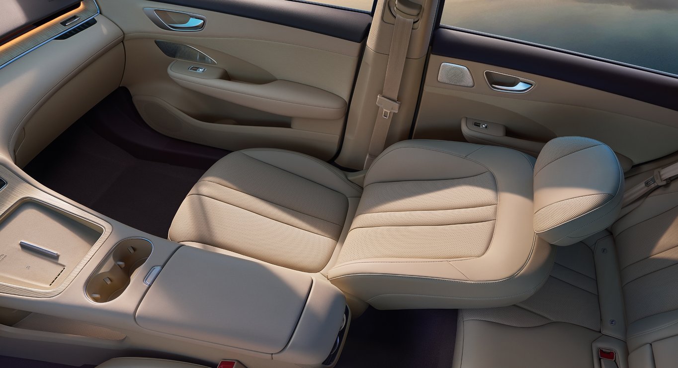 尚界 H5 韶华杏内饰的前排副驾俯视图，展示了人体工学座椅