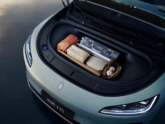 尚界 H5 的前备箱中放着登机箱和运动装备