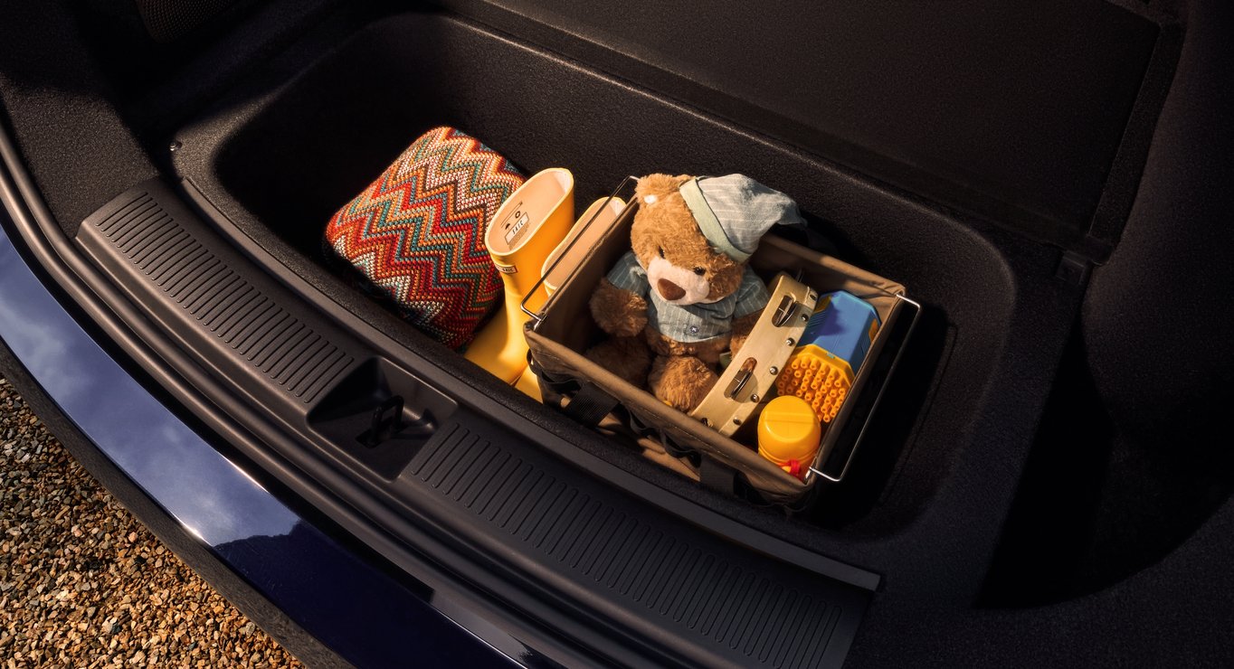 尚界 H5 的后备箱中满载行李的状态