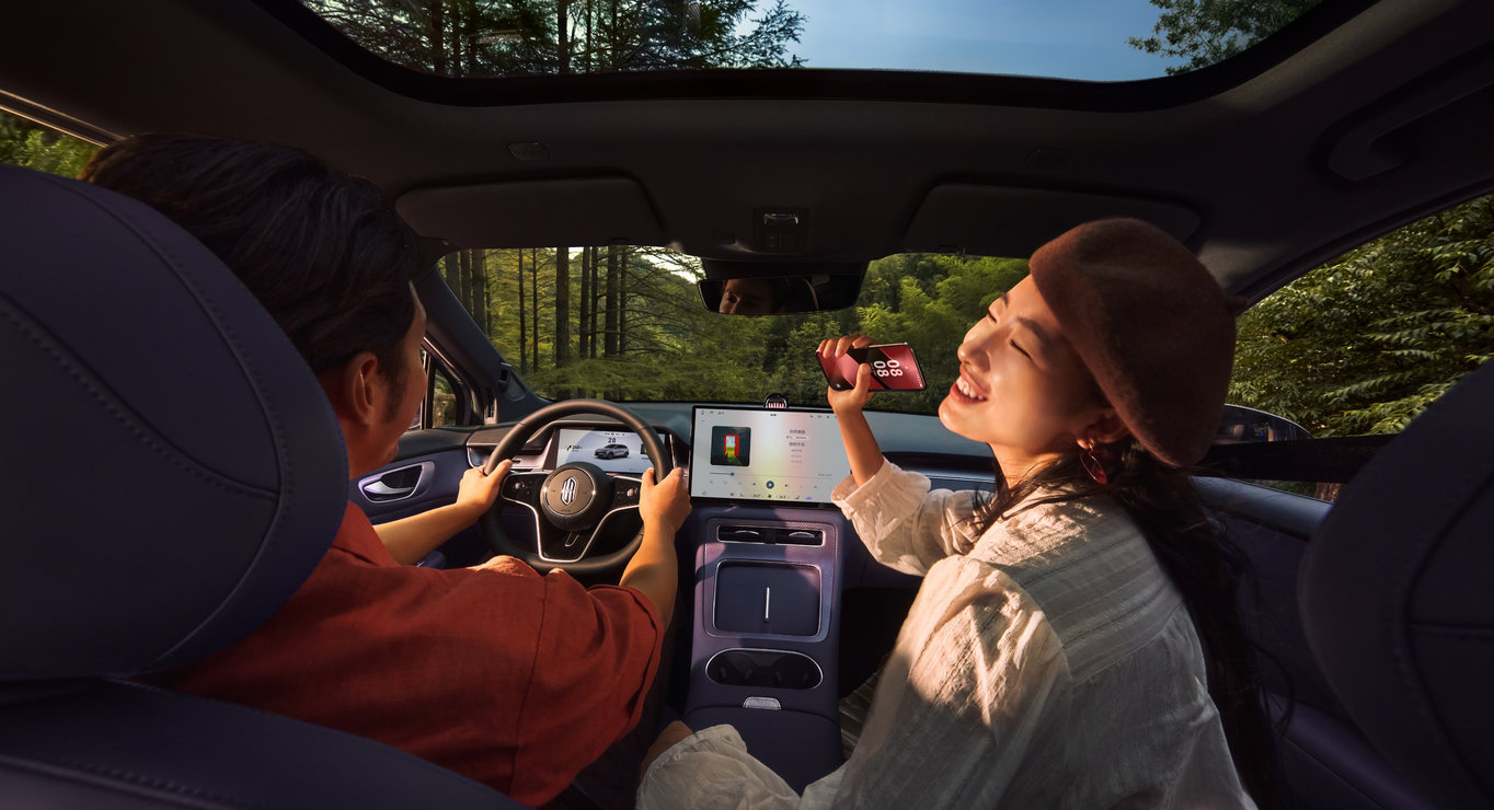 一名男性和一名女性正在车内无麦 K 歌