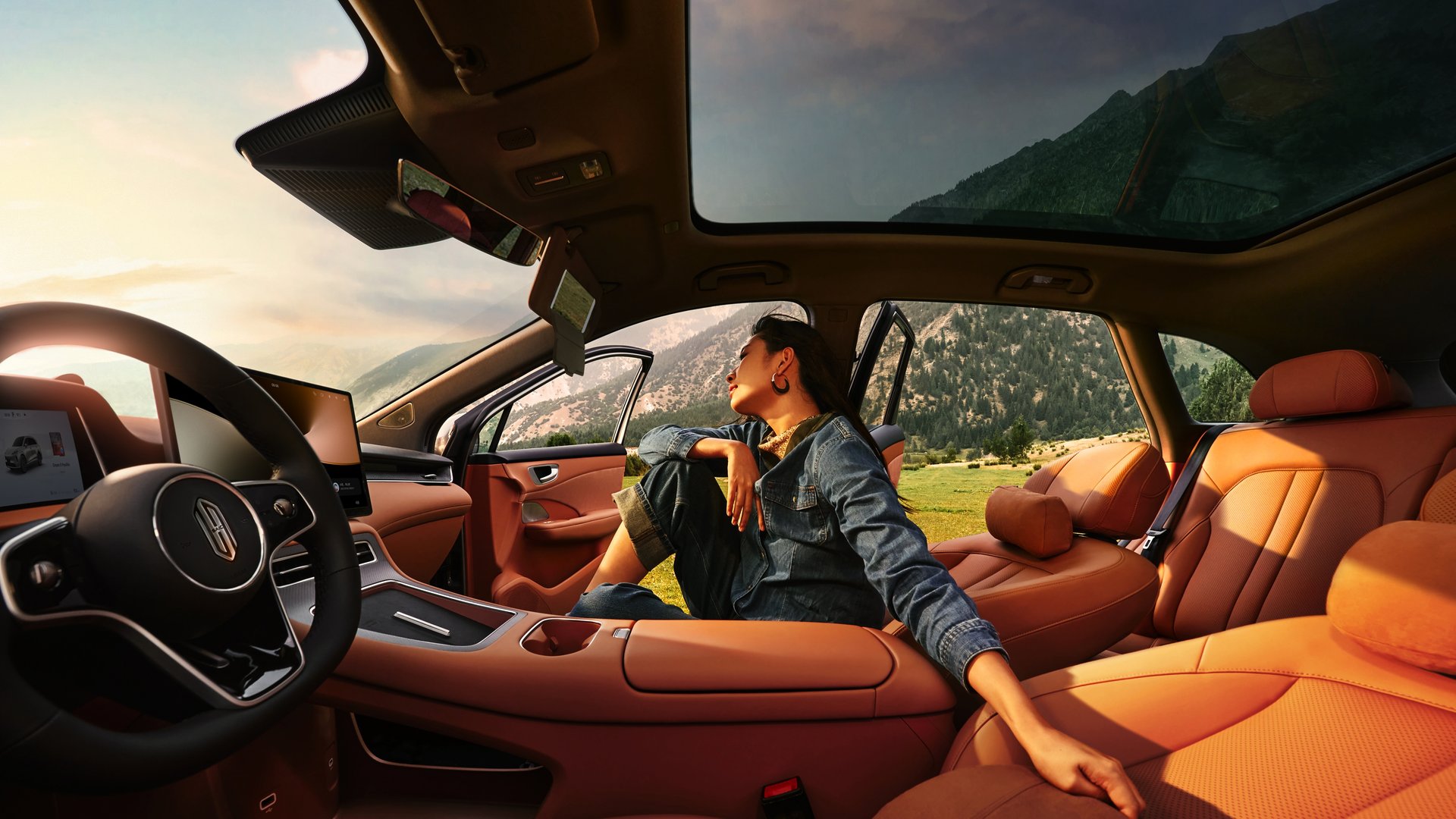 尚界 H5 赤茶橘内饰的前排侧视图，展示了超大前排空间