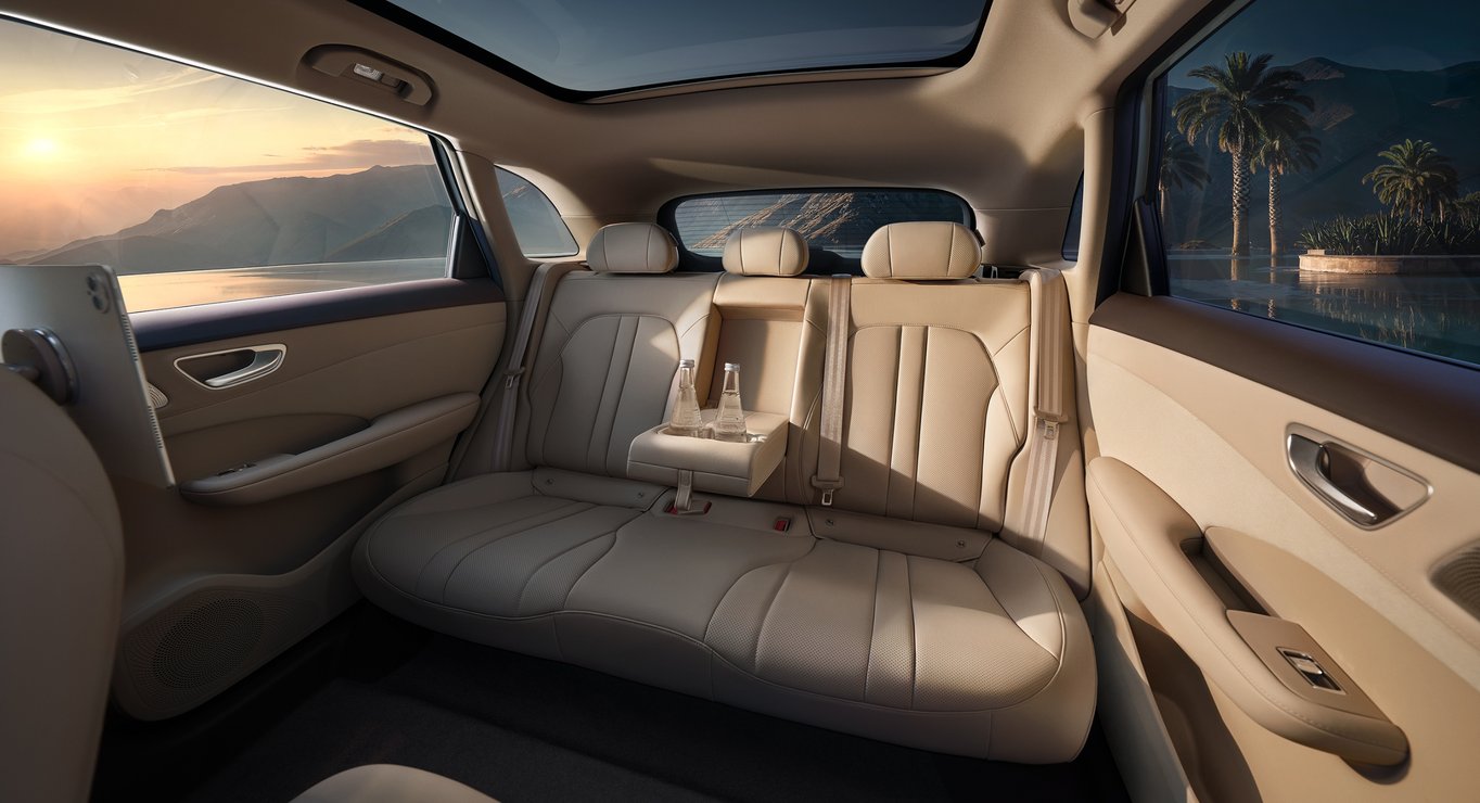 尚界 H5 韶华杏内饰的后排视图，展示了后排座舱布局和杯架