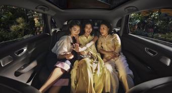 三名女性一起坐在尚界 H5 后排，展示了宽敞的后排真“三人座”