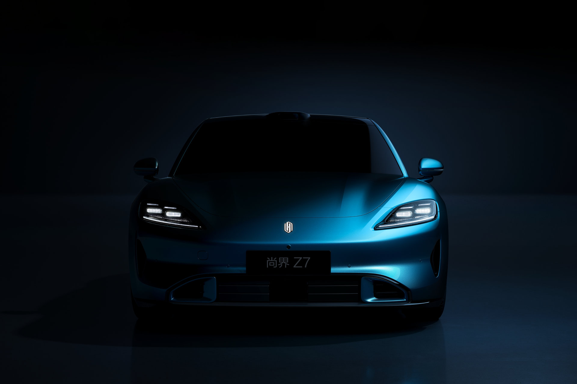 尚界 Z7 正视图，展示了车的都市流光大灯
