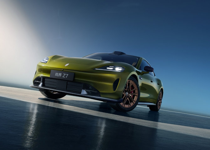 尚界 Z7 侧视图，展示了车整体的运动套件