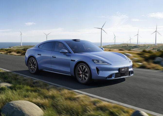 行驶中的尚界 Z7，展示了车的超低风阻