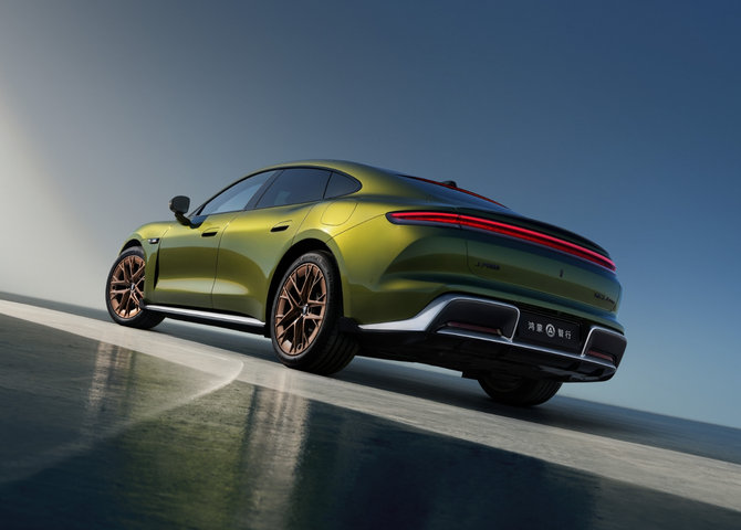 尚界 Z7 后侧视图，展示了车的配置