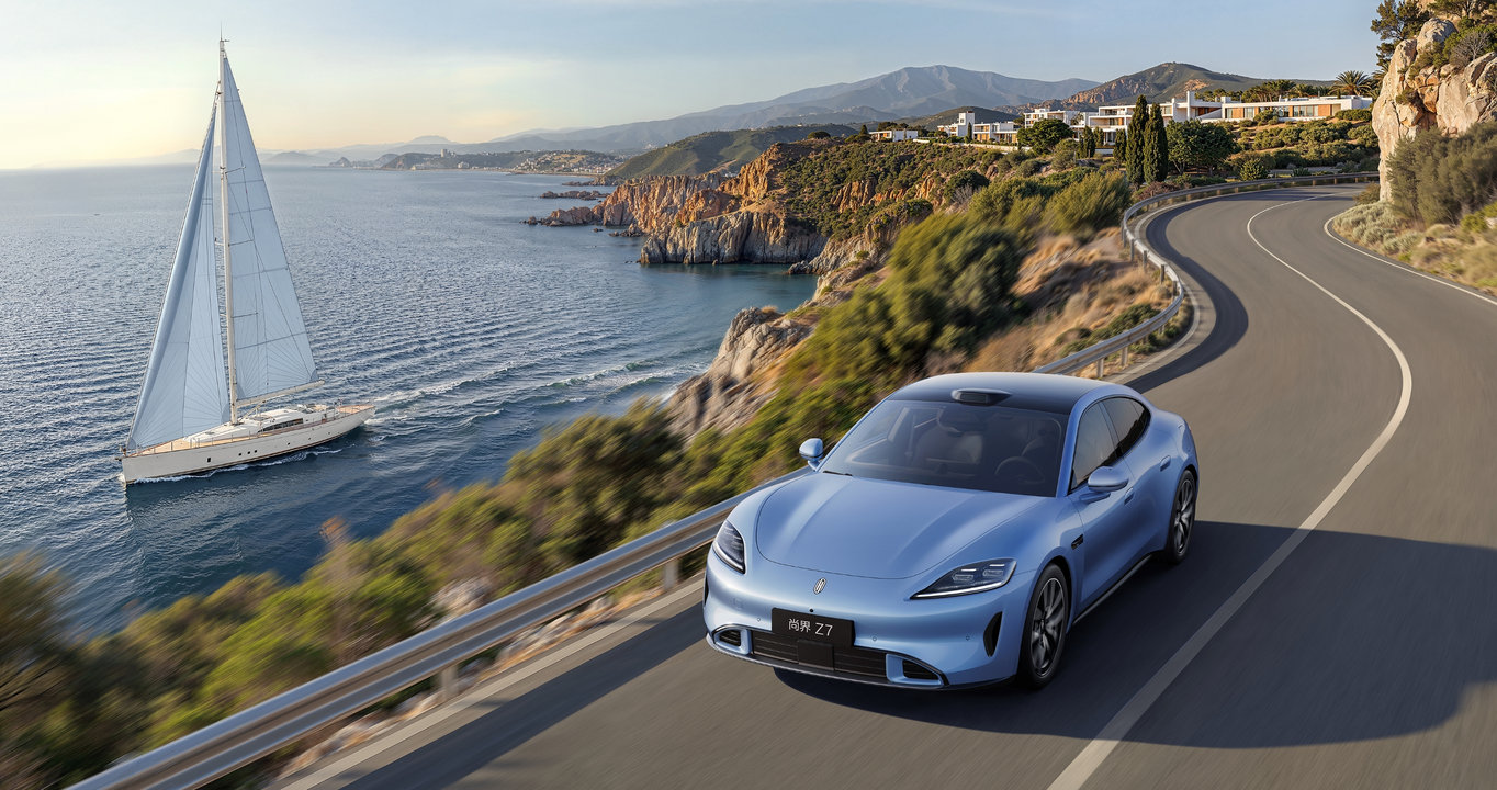 行驶中的尚界 Z7，展示了车 896 线双光路图像级激光雷达