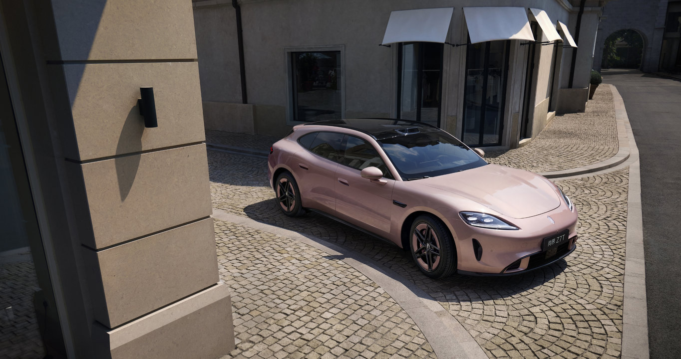 行驶在路口的尚界 Z7，展示了前 3 分布式 4D 毫米波雷达实现主动避让