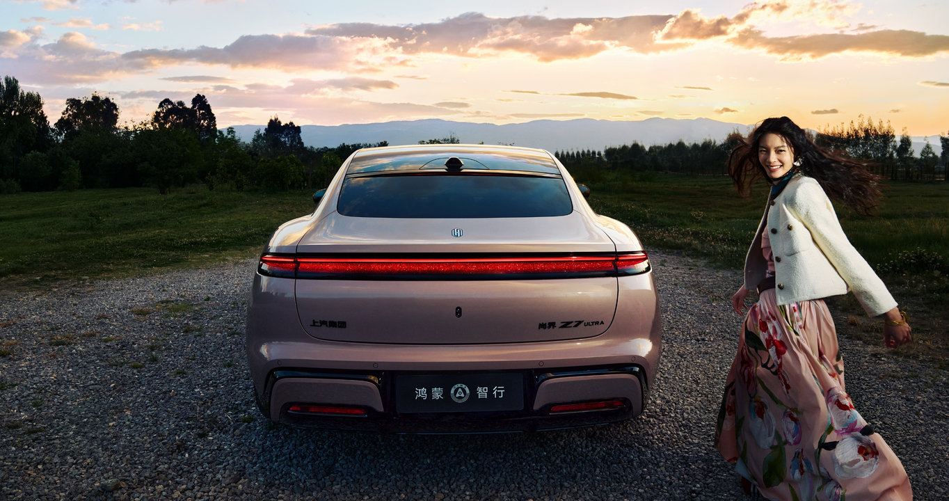 行人在尚界 Z7 后方，展示了车后向高精度固态激光雷达能及时制动刹停