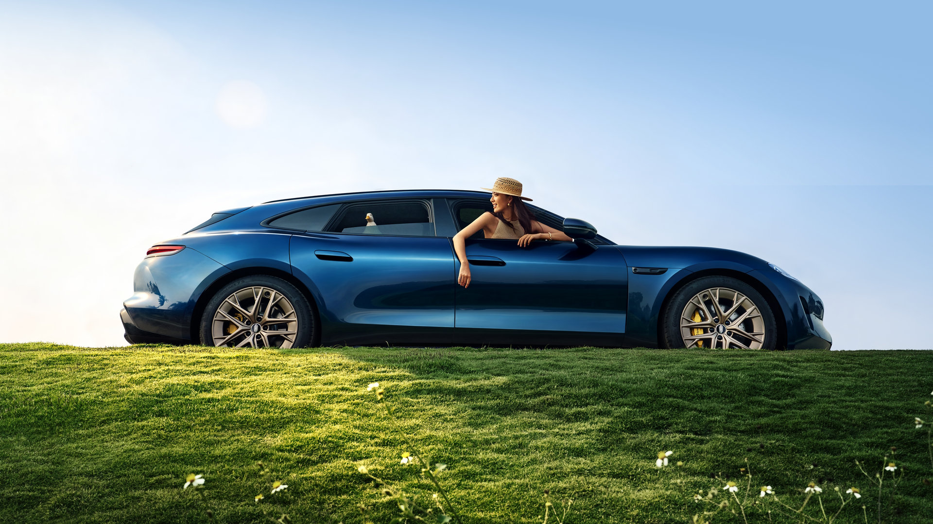 用户坐在尚界 Z7 中，车辆平稳行驶，展示了车的安全性