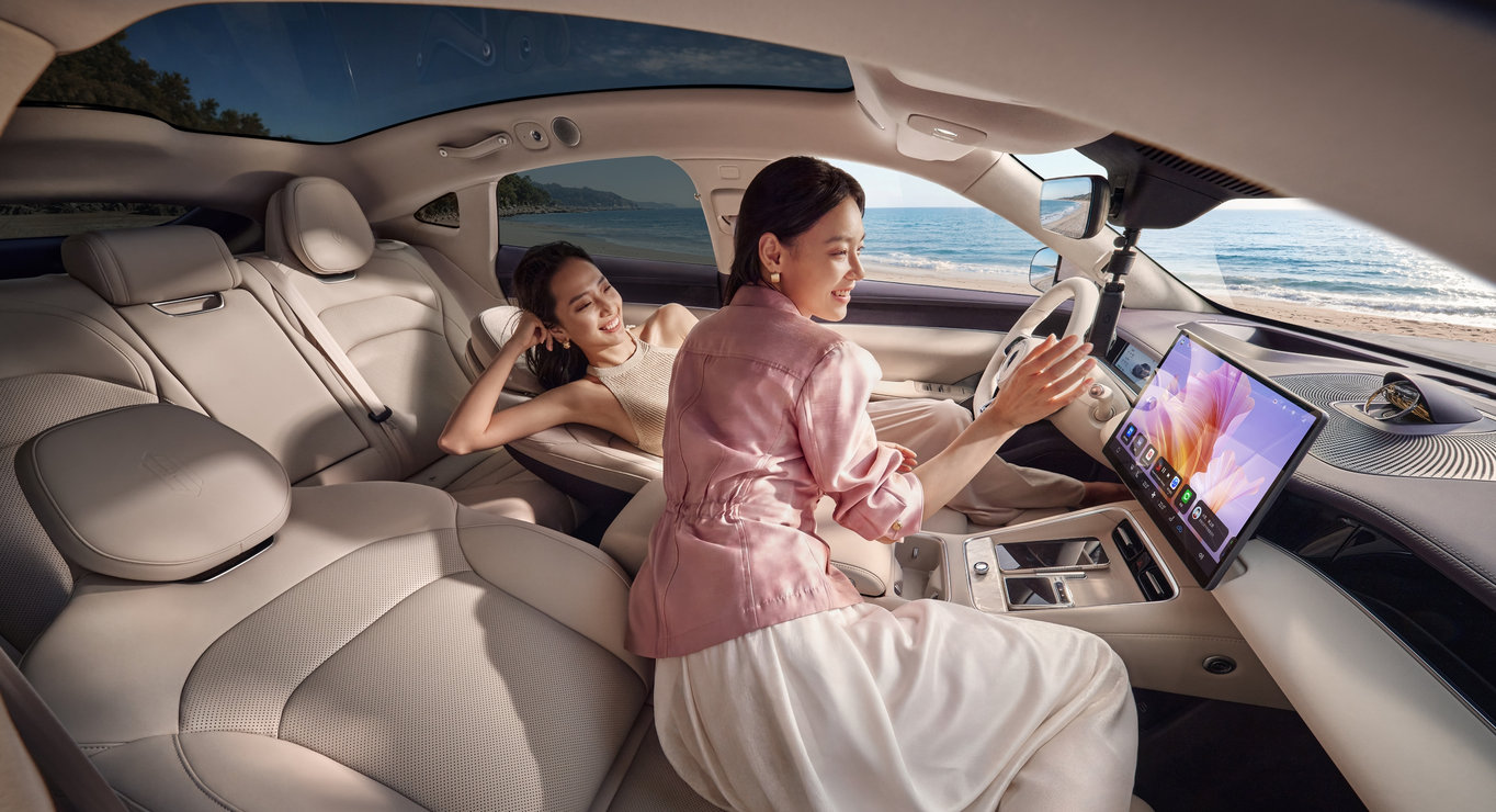 用户躺坐在尚界 Z7 中，展示了车的零重力座椅