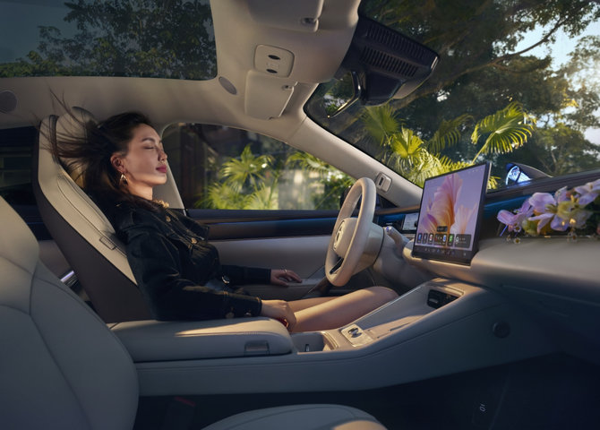 用户坐在尚界 Z7 主驾中吹空调，展示了车的全新水离子空调