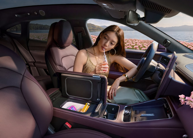 用户坐在尚界 Z7 主驾中喝饮料，展示了车的车载风冷冰箱