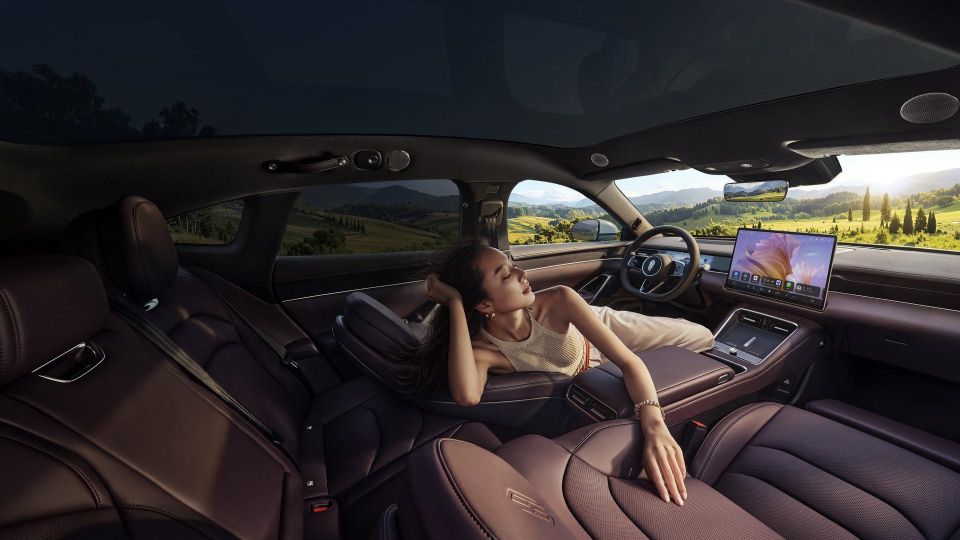 用户躺坐在尚界 Z7 座舱中，展示了车的大空间