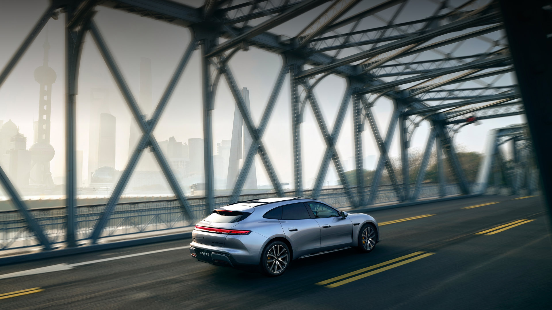 行驶中的尚界 Z7，展示了车搭载华为途灵平台