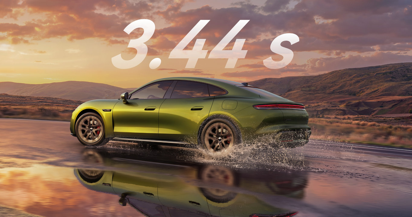 行驶中的尚界 Z7，展示了车的零百加速