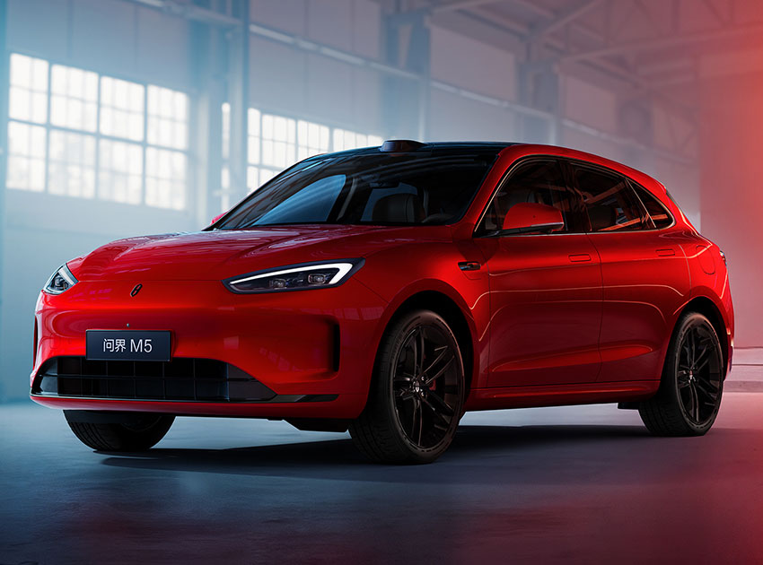 问界 新M5 Ultra 跃影红搭配黑曜套件