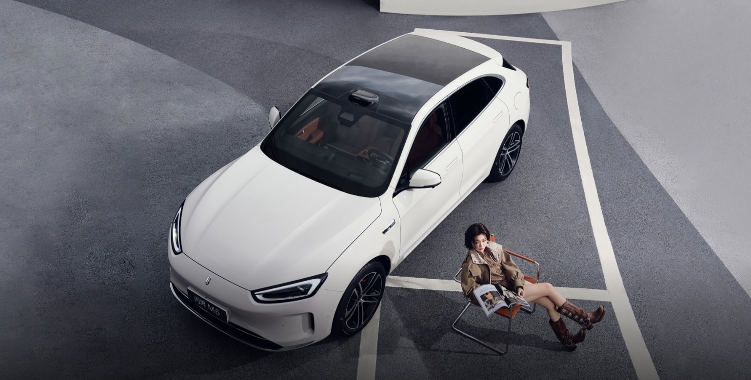 问界 新M5 Ultra 零度白