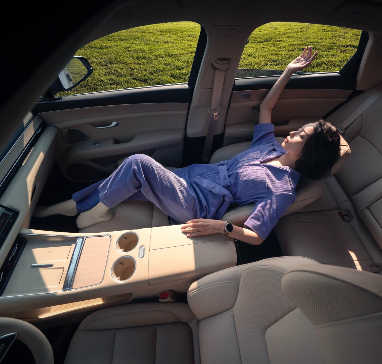 问界 新M5 Ultra 副驾无缝电动腿托