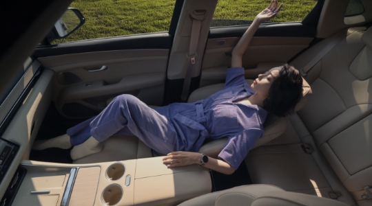 问界 新M5 Ultra 副驾无缝电动腿托