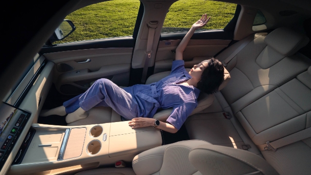 问界 新M5 Ultra 副驾无缝电动腿托