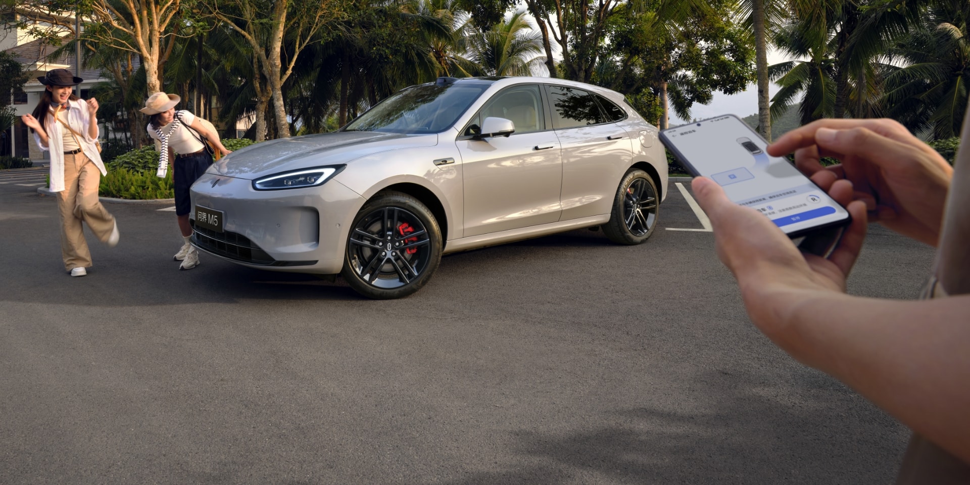 问界 新M5 Ultra 泊车