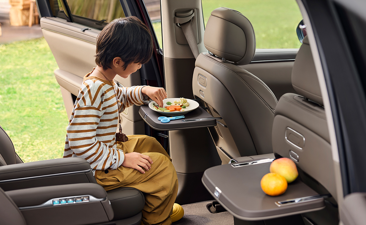 问界 M7 主副驾后排小桌板