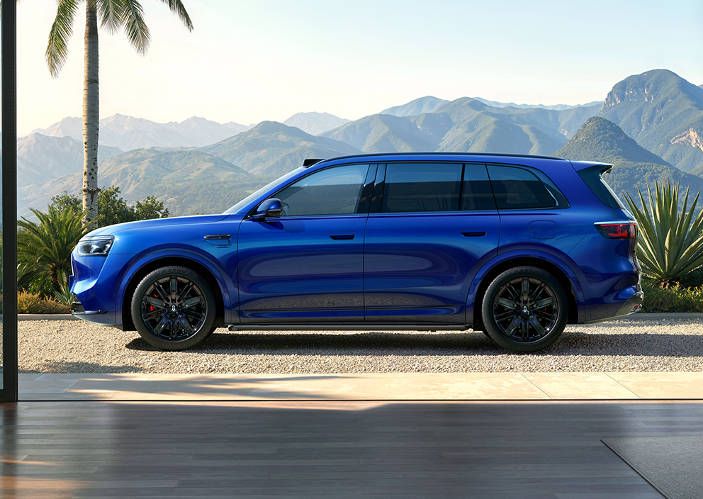 展示问界 M8 鎏金黑的黑曜套件外形