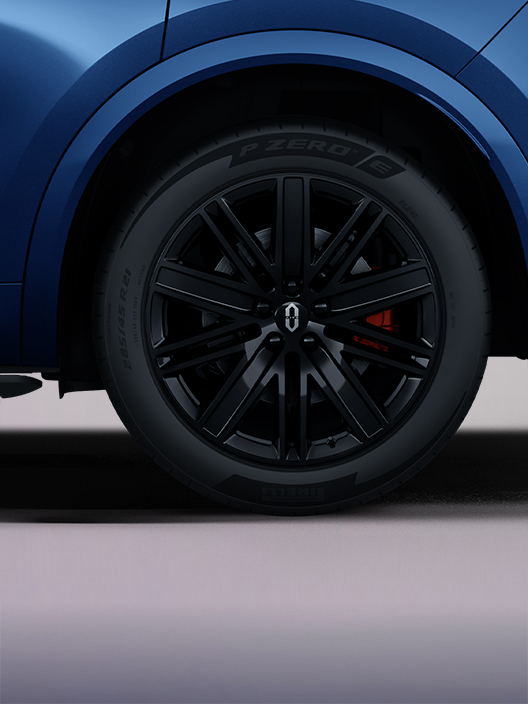 展示问界 M8 的全新 21 英寸曜影运动轮毂