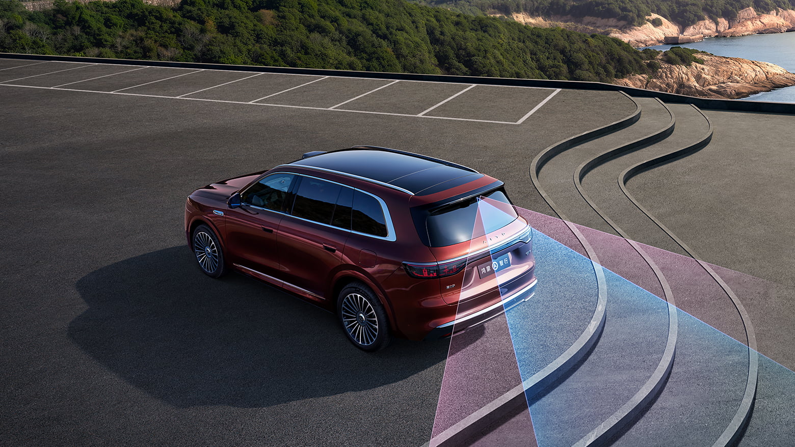 展示问界 M8 霞光色车身后向高精度固态激光雷达