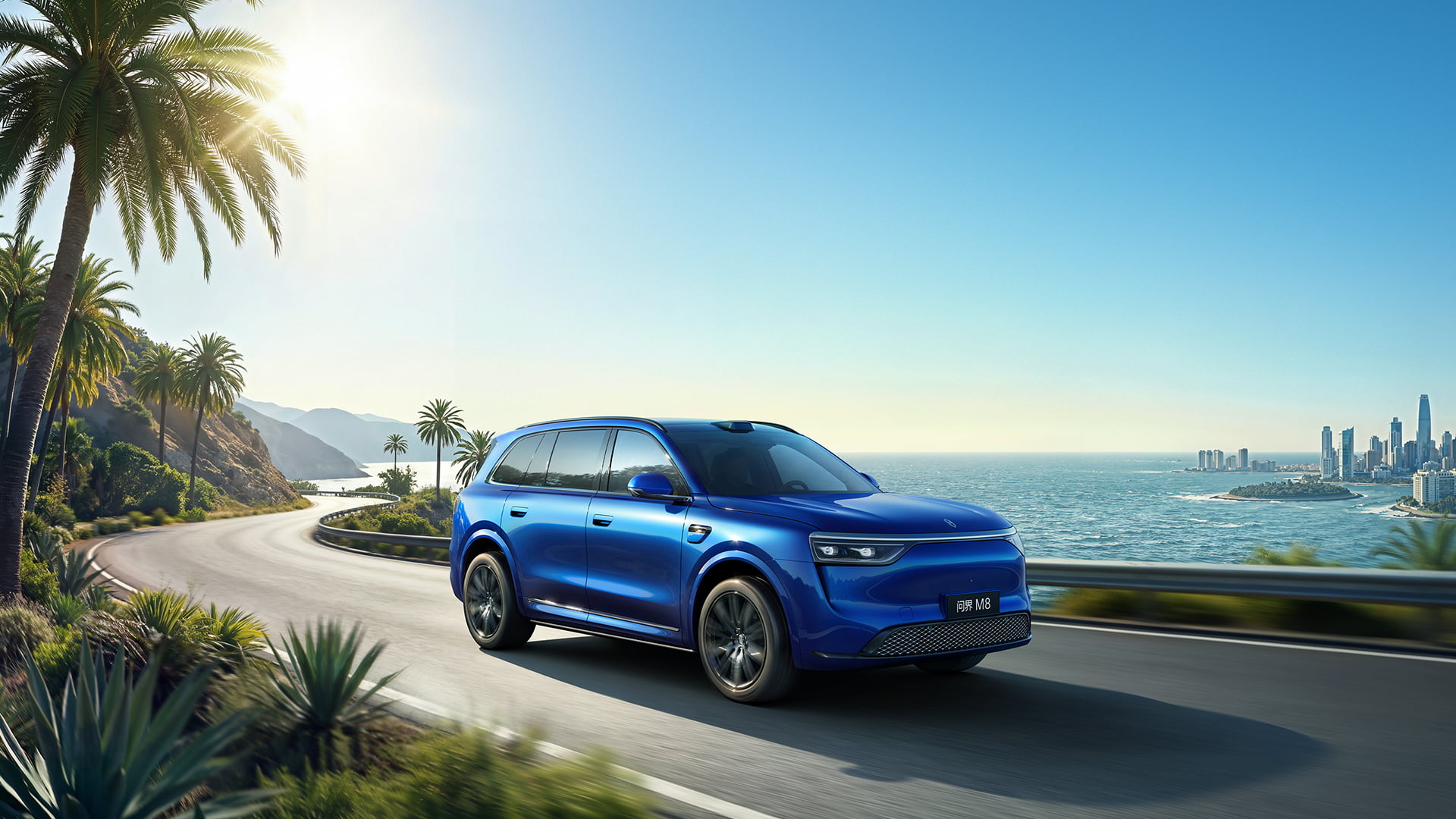 一个女人正在驾驶问界 M8