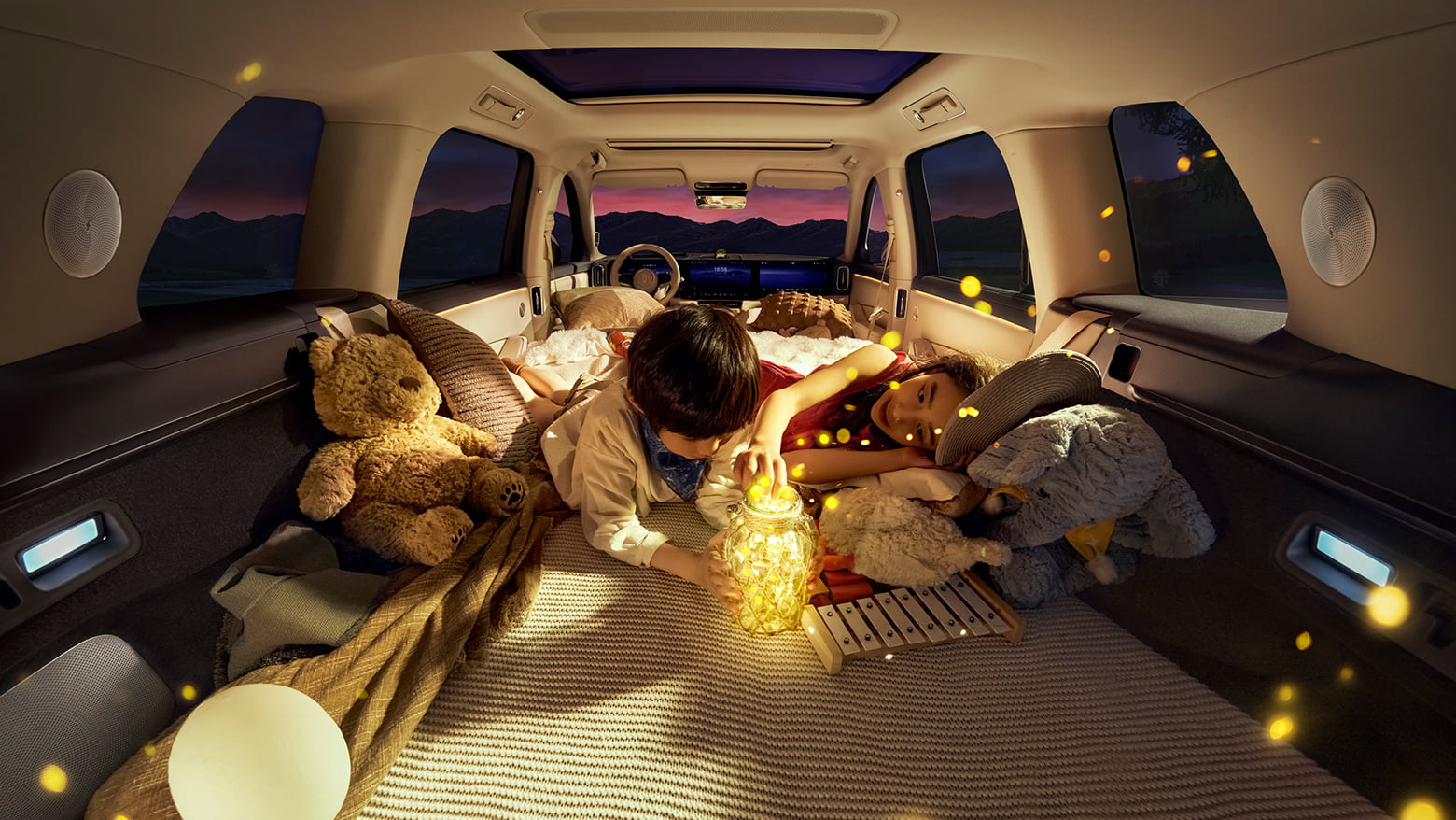 两个小孩子躺在问界 M8 展开的五座大床上