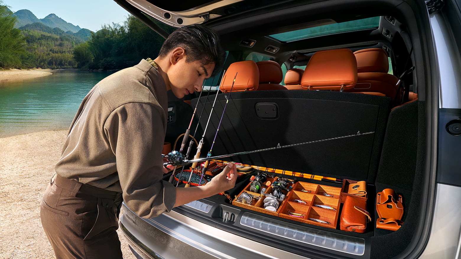 银河色的问界 M8 打开后备箱，展示开阔的储物空间