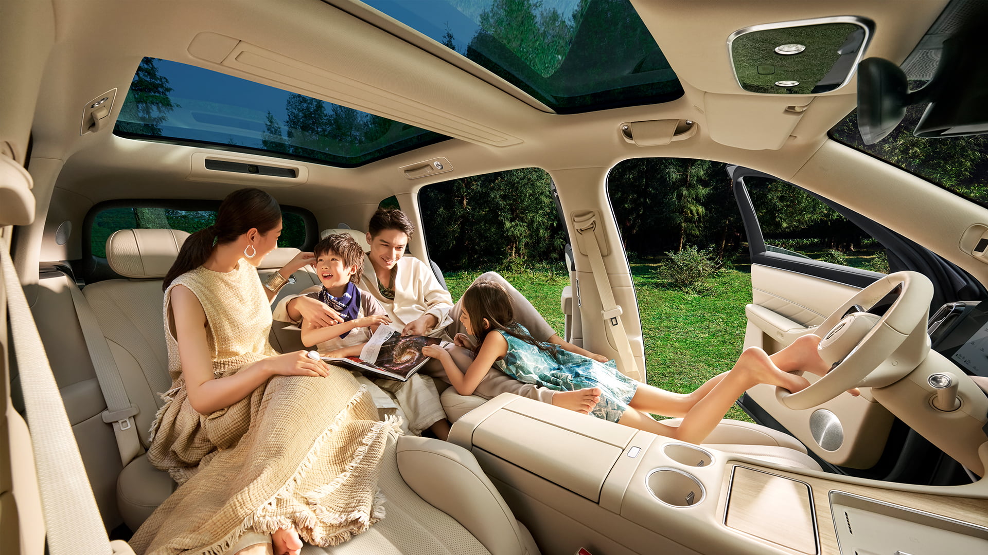 一家人在车内开心交谈，展示三排开阔的乘坐空间