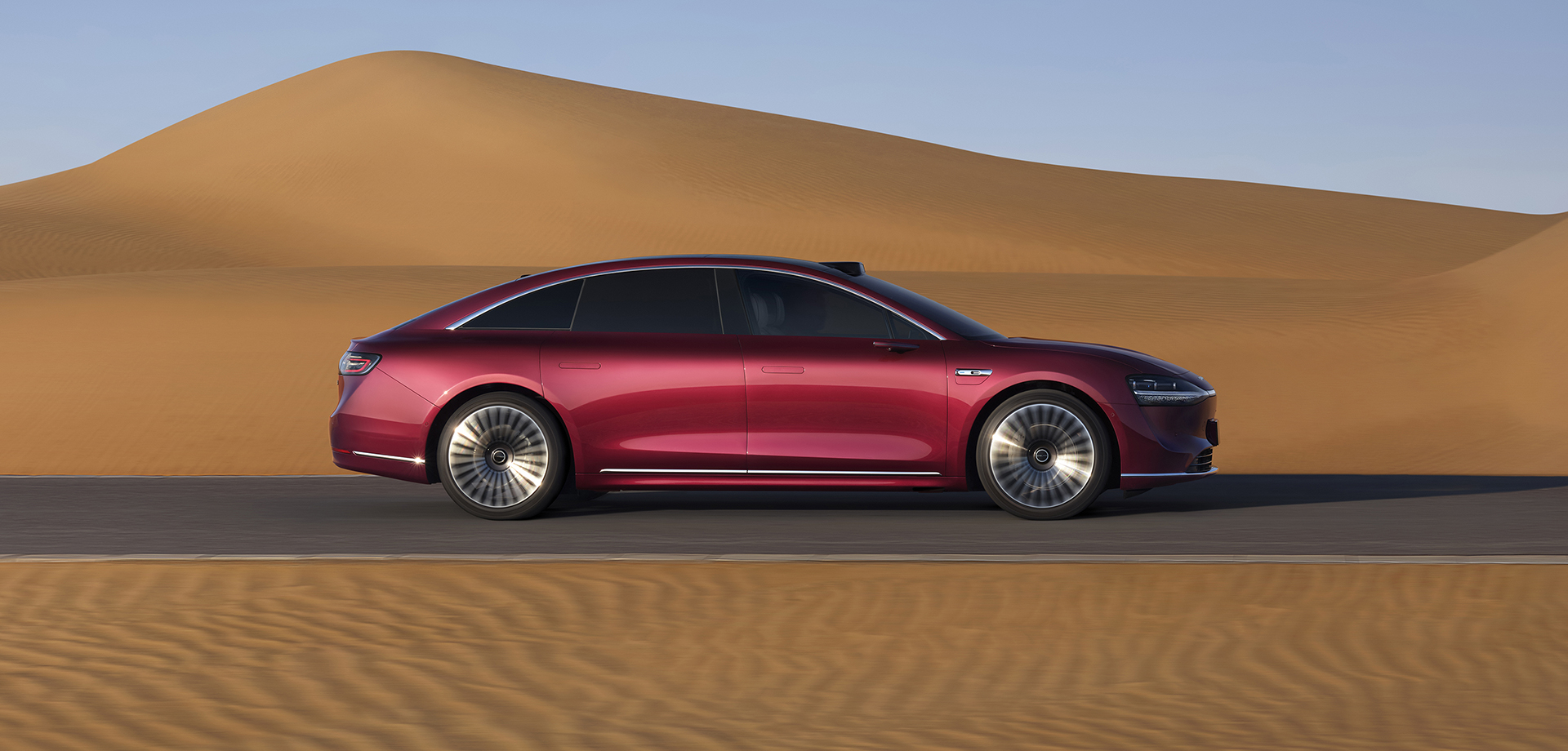 寰宇金色享界 S9 行驶在公路上的左侧视图