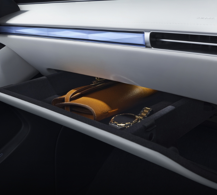 享界 S9 副驾加密储物格