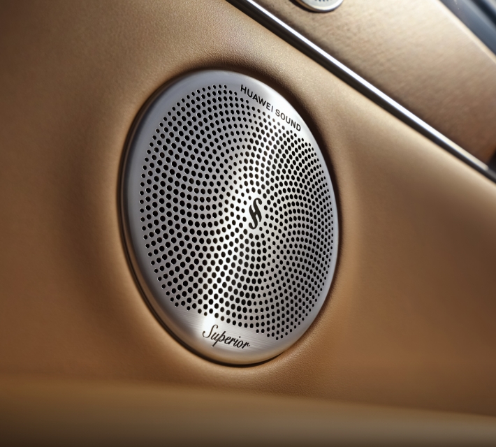 享界 S9 采用 HUAWEI SOUND® SUPERIOR 声学音网