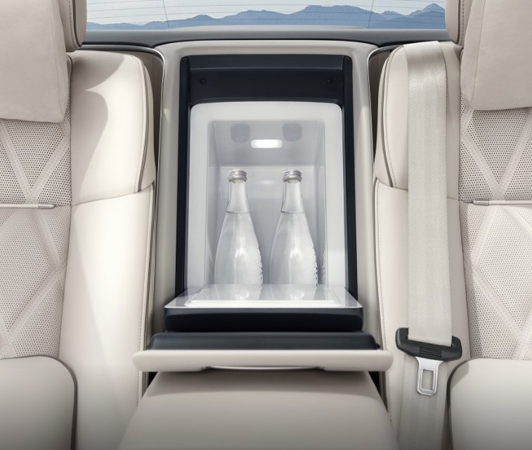 享界 S9 的后排隐藏冷暖箱