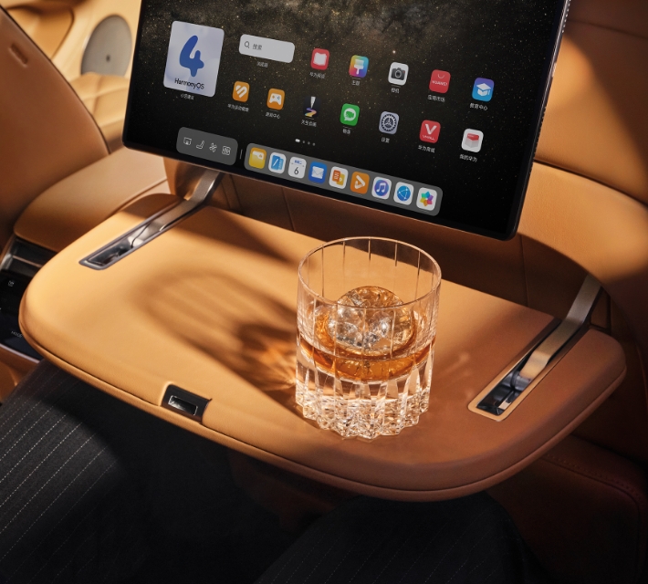 享界 S9 的副驾后排小桌板