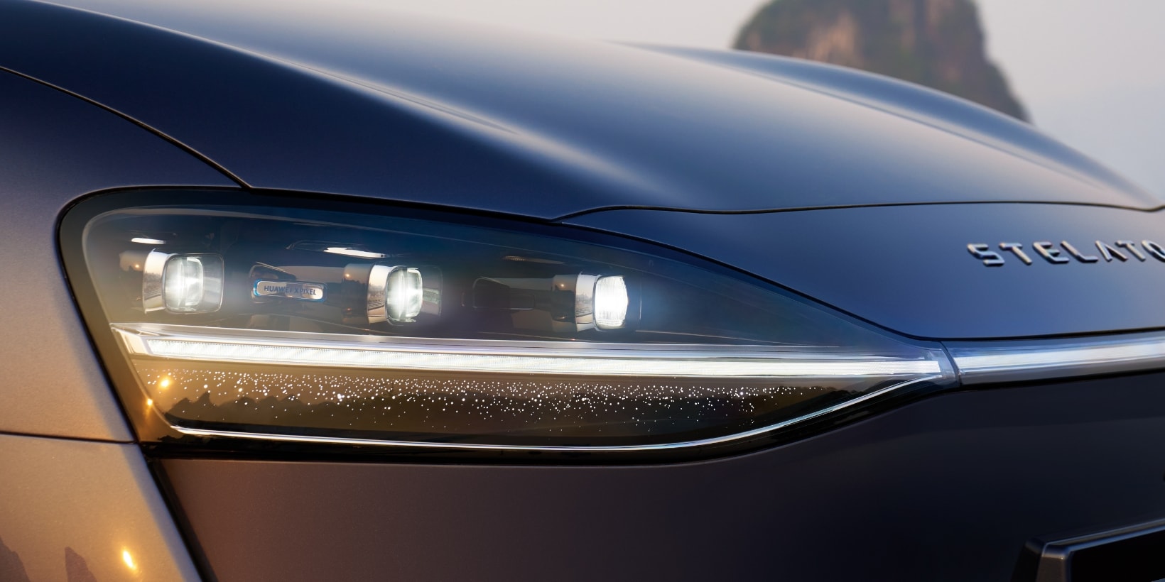 享界 S9 搭载 华为百万像素智慧投影大灯