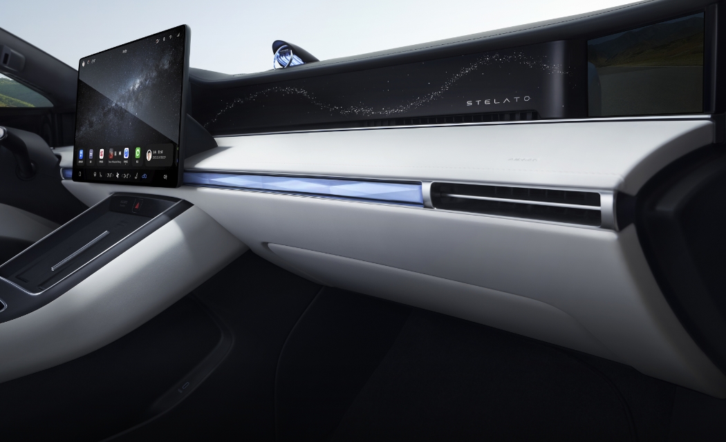 享界 S9 副驾驶座的星河画卷饰板