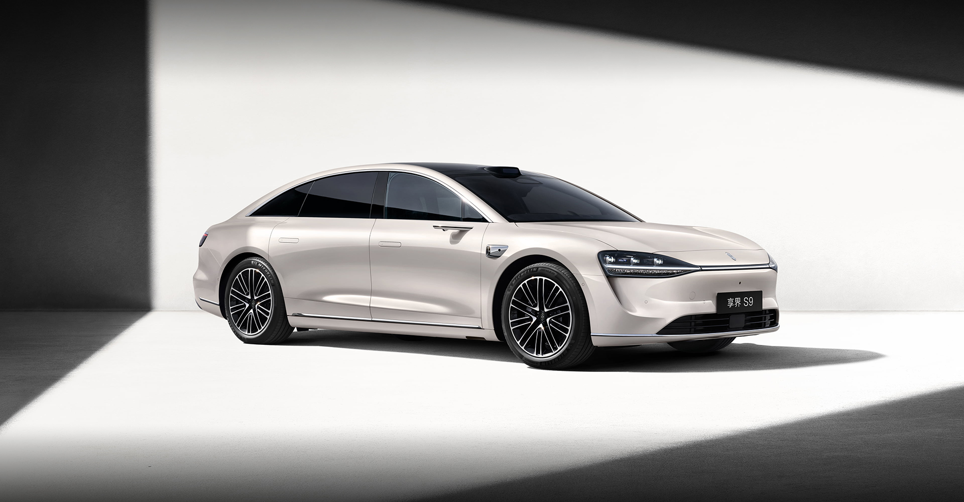 享界 S9 月绒白外观